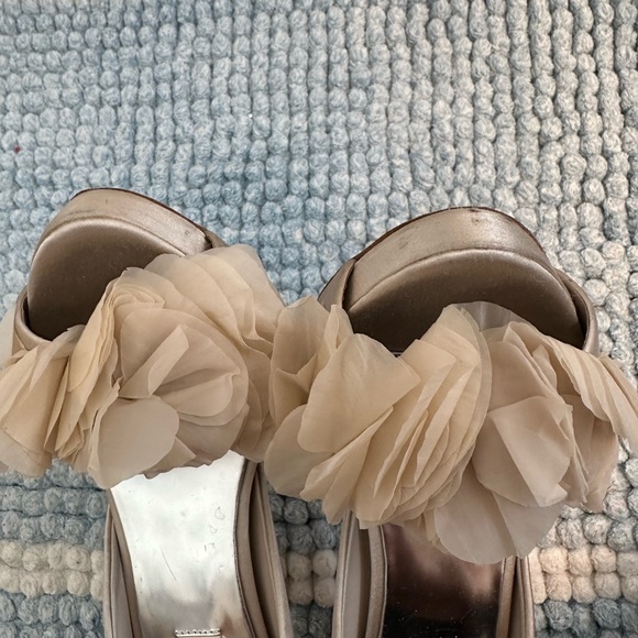 Badgley Mischka Champagne Satin Heels Size 7 - Picture 6 of 7